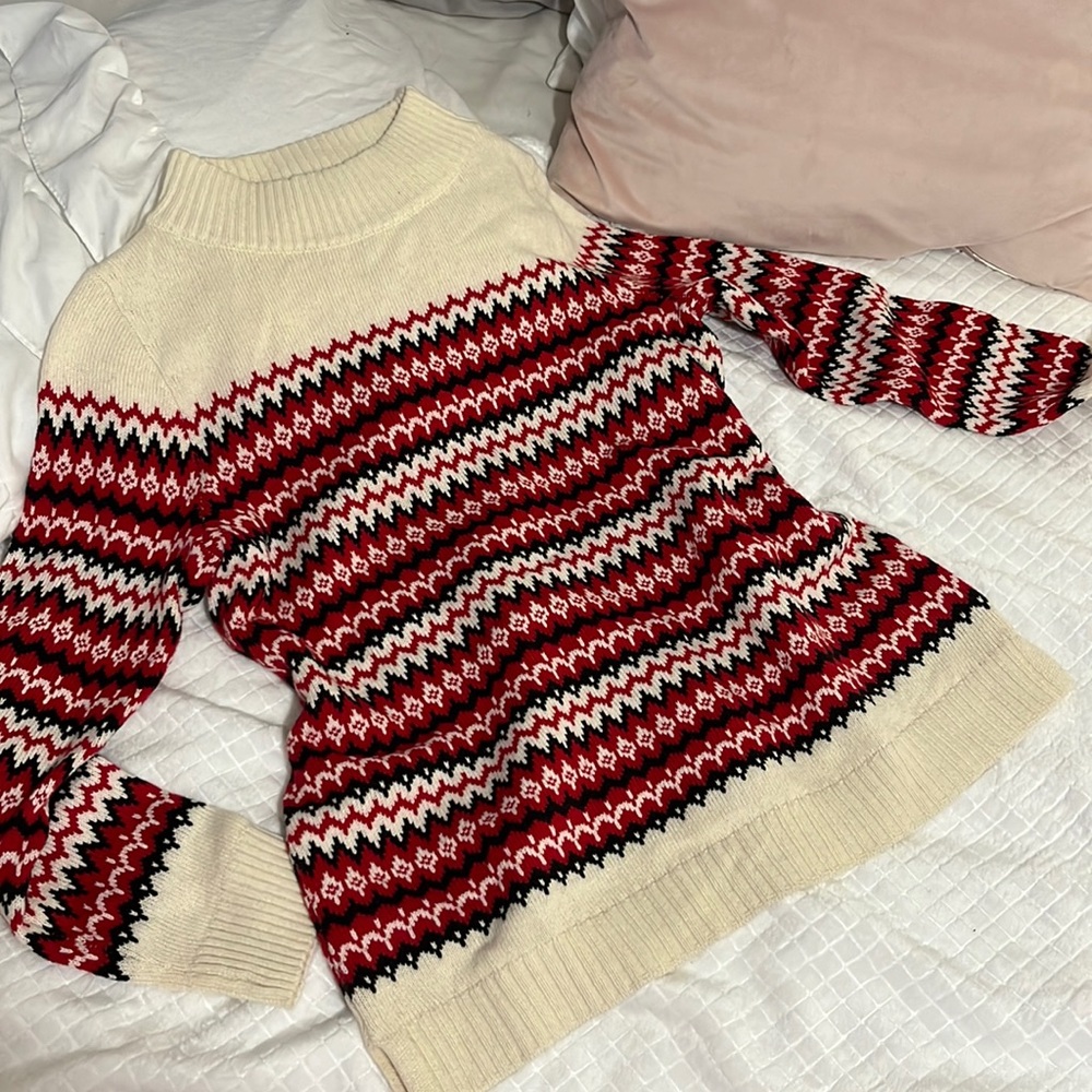 Very classy sweater!!! Made with Thermolite. NWT